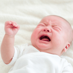 Combien de temps un bébé doit-il dormir ? | Tableau du sommeil des bébés selon l’âge et les recommandations des médecins